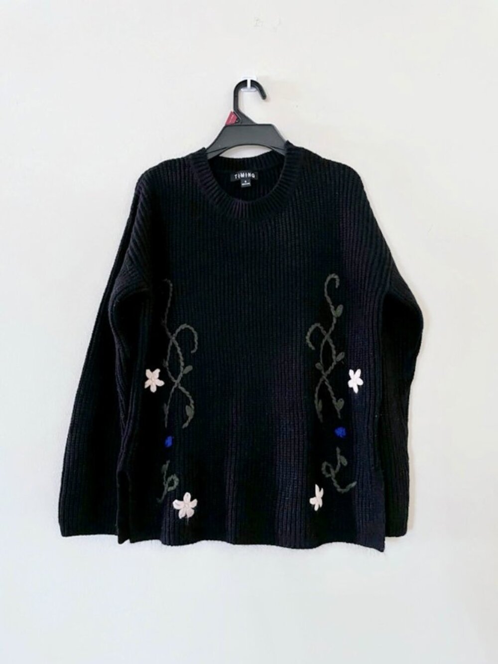 TIMING Embroidered front sweater, Soft knit sweater ⛱️